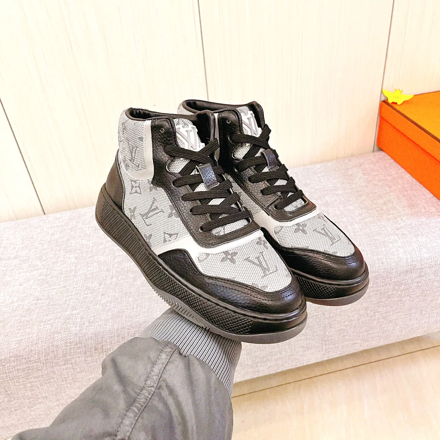 Men's shoes💰 460💰[LV]🔥Louis Vuitton, high-end men's shoes brand, official website 1:1 latest masterpiece: the upper is made of Italian imported first-layer cowhide with a comfortable and breathable lining➕original non-slip and wear-resistant outsole🔥, making walking more convenient and comfortable! An exclusive new model, a stunning work, a beautiful 1:1 replica [color] compared to the official quality! Create a fashionable personality to set off your uniqueness! A must-have for trendy men! Classic🔥Size: 38-44 Color: 🔥 1⃣️color available🔥